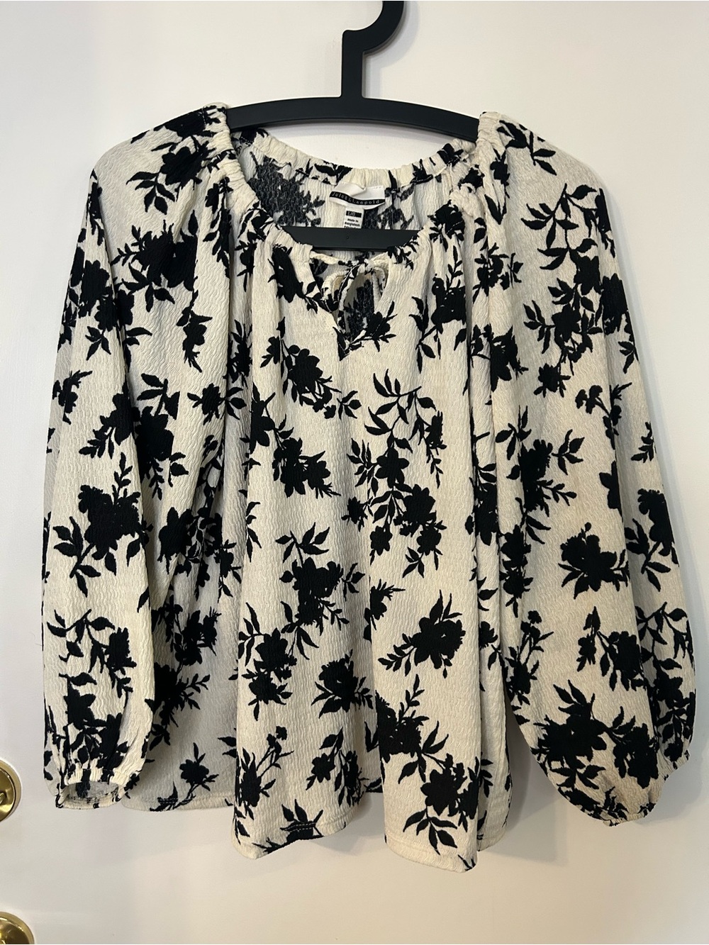 Jules & Leopold Women’s Black and Cream Floral Peasant Top Size Large.